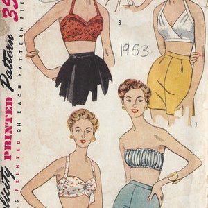 Puede incluir: Un patrón de costura vintage para un top halter y pantalones cortos. El patrón está impreso en un fondo blanco con texto negro e ilustraciones de cuatro mujeres que llevan los diferentes estilos. El número del patrón es 35c y la talla es 12, pecho 30.