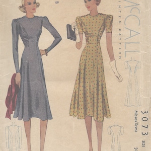 Op de afbeelding: Vintage McCall's damesjurkpatroon, maat 14. De illustratie toont twee vrouwen die jurken dragen. De ene jurk is effen grijs, de andere geel met kleurrijke stippen. Het patroon bevat lijntekeningen van de jurk ontwerpen.