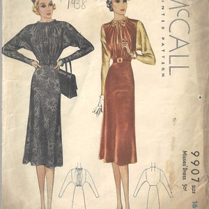 Op de afbeelding: Vintage McCall's naaipatroon voor een jurk, maat 16, jaar 1938. Het patroon toont twee vrouwen die jurken dragen met verschillende halslijnen en mouwen. Het patroonnummer is 9907.