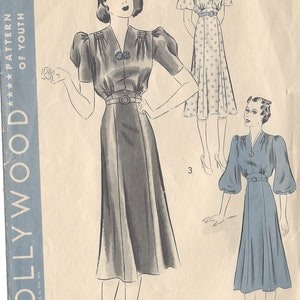 Könnte beinhalten: Vintage Hollywood Schnittmuster für junge Damen mit drei Kleiderdesigns. Die Illustrationen zeigen Kleider mit Gürteltaille, kurzen Ärmeln und verschiedenen Rockstilen. Das Schnittmuster enthält Maße für 102 cm Brustumfang und 109 cm Hüftumfang.