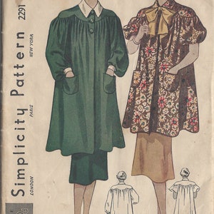 Puede incluir: Patrón Simplicity vintage 2291 de la década de 1930, con dos diseños de moda femenina. Una modelo lleva un abrigo-vestido verde con cuello blanco y bolsillos. La otra modelo lleva una chaqueta con estampado floral y lazo.