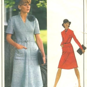 Pode incluir: Um padrão de costura vintage Vogue Paris Original com um design de vestido de Christian Dior. O padrão é para um vestido com decote em V, mangas curtas e cintura cintada. O número do padrão é 1131.
