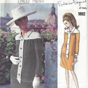 Op de afbeelding: Een vintage Vogue Couturier Design patroon voor een jurk, met een zwart-wit gestreepte jurk met een witte kraag en een gele jurk met een witte kraag. Het patroon is uit de jaren 1960 en ontworpen door Federico Forquet uit Italië.