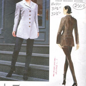 Può includere: Un cartamodello Vogue Designer Original Issey Miyake 2509 del 1996 per un blazer a maniche lunghe e pantaloni. La busta presenta una fotografia di un blazer grigio chiaro con cinque bottoni e pantaloni neri, oltre a un'illustrazione marrone.