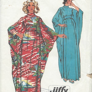 Op de afbeelding: Een Simplicity-naaipatroon voor een lange, vloeiende jurk met een brede, vloeiende mouw. Het patroon is voor één maat en heet "Jiffy" easy cut easy sew. Het patroon heeft drie hoofdonderdelen.