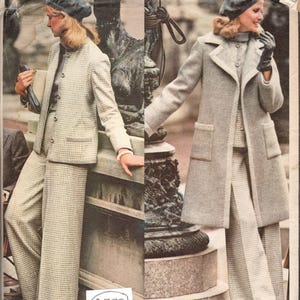 Puede incluir: Un sobre de patrón de costura Vogue Paris Original con dos conjuntos de Pierre Balmain. A la izquierda, una chaqueta y pantalones anchos de pata de gallo. A la derecha, un abrigo largo gris sobre un traje de pata de gallo. Texto incluye 2553 y 1026.
