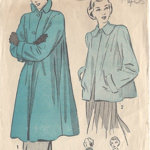 Könnte beinhalten: Vintage-Schnittmuster für einen Damenmantel. Das Schnittmuster stammt aus den 1940er Jahren und ist für Größe 14 mit einem Brustumfang von 81 cm und einem Hüftumfang von 89 cm. Das Schnittmuster enthält Anleitungen für die Herstellung eines langen Mantels mit Kragen und Taschen sowie einer kürzeren Jacke mit Kragen und Taschen.