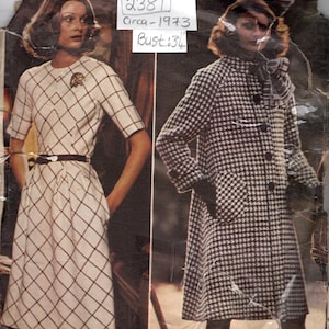 Puede incluir: Patrón de costura vintage para un vestido y un abrigo. El patrón es de 1973 y tiene una medida de busto de 86 cm. El patrón es para un vestido con un patrón a cuadros y un abrigo con un patrón de pata de gallo.