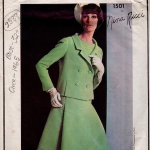 Pode incluir: Um envelope de molde de costura vintage Vogue Paris Original, número 1501 de Nina Ricci. A capa apresenta uma fotografia de um casaco verde claro com abotoamento duplo e saia a condizer, com notas manuscritas indicando Bust-32 e Circa-1965.
