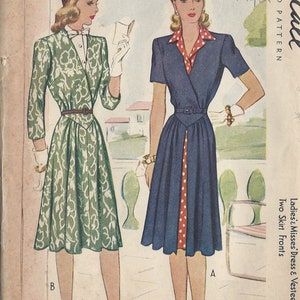 Puede incluir: Patrón de costura vintage para un vestido y un chaleco con dos frentes de falda. El patrón está impreso en papel y presenta ilustraciones de dos mujeres vistiendo las prendas. El vestido es verde con un estampado floral y el chaleco es azul con lunares blancos.