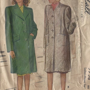 Pode incluir: Padrão de costura vintage McCall's para um casaco feminino. O padrão mostra dois estilos diferentes de casacos, um em verde e outro em marrom. O padrão é para tamanhos de 32 a 42 de busto.