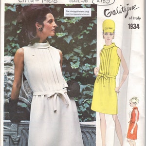 Könnte beinhalten: Vintage Vogue Couturier Design Schnittmuster aus dem Jahr 1968 für ein Kleid mit einem Brustumfang von 91,44 cm. Die Schnittmuster-Nummer lautet 2185. Das Schnittmuster stammt von Galitzine aus Italien und zeigt ein weißes Kleid mit einem gelben Kleid und einem roten Kleid.