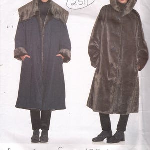 Könnte beinhalten: Eine Schnittmusterhülle für einen Issey Miyake Vogue Designer Original Mantel, Modellnummer 2511, mit einem langen Mantel mit großem Kragen und Manschetten. Der Text enthält Bust-31 1/2-to-40, 2511, Circa-1998 und 2182.
