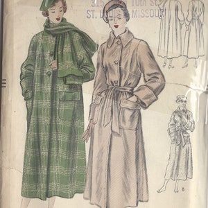 Puede incluir: Patrón de costura vintage Vogue para un abrigo, con dos mujeres que llevan diferentes estilos de abrigos. El número del patrón es 95. El texto en el patrón dice "The Loveliest Fabrics are Here 315 10th St. ST. LOUIS MISSOURI."
