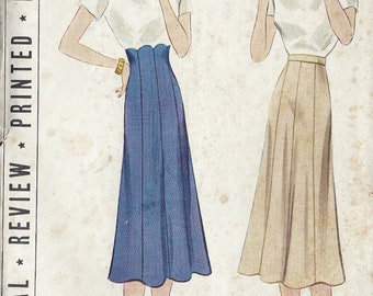 Può includere: Un'illustrazione vintage di un modello di cucito che mostra due donne che indossano un completo di gonna e top. La gonna è una gonna ampia e plissettata. Il top è una semplice blusa a maniche corte. Il numero del modello è 9144 e il prezzo è di 25c. Il testo "Fine anni '30" è scritto sul modello.