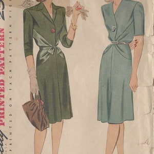 Könnte beinhalten: Vintage-Schnittmuster für ein Kleid mit Wickel-Oberteil und einem leicht ausgestellten Rock. Das Schnittmuster ist auf hellbraunes Papier gedruckt mit einer verblassten grün-blauen Kleiderillustration. Die Schnittmuster-Nummer ist 862 und die Größe ist 12. Der Text "Gedruckt auf jedem Schnittmuster" ist auf der linken Seite des Schnittmusters gedruckt.