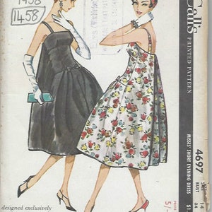 Peut inclure: Patron de couture vintage pour une robe de soirée courte. Le patron est pour les tailles 14 et 34 de tour de poitrine. Le patron est imprimé sur un fond blanc avec du texte noir et une illustration en noir et blanc de deux femmes portant la robe.