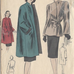 Puede incluir: Patrón de costura vintage Vogue para un abrigo, con una mujer con un abrigo turquesa y una mujer con un abrigo beige. El número del patrón es 5103-60c y la talla es Mediana. El patrón es de la década de 1940.