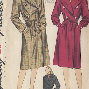 Puede incluir: Patrón de costura vintage Simplicity para un abrigo de mujer. El patrón muestra dos estilos diferentes de abrigos, uno en tela a cuadros y el otro en tela roja lisa. El patrón es de la década de 1940 y es talla 16, busto 86 cm.