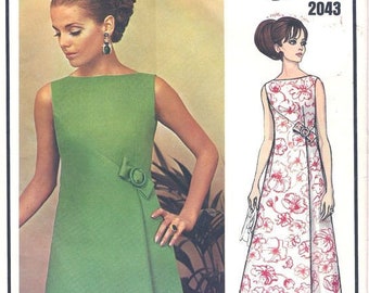 Może przedstawiać: Wzór Vogue Paris Original na sukienkę autorstwa Balmain, numer wzoru 2043. Wzór przedstawia dwie wersje sukienki, jedną w kolorze zielonym, a drugą w kwiatowym wzorze.