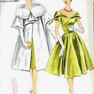 Op de afbeelding: Een vintage naai-patroonillustratie met twee vrouwen die jurken dragen. De vrouw links draagt een witte jurk met een bontkraag en een witte cape. De vrouw rechts draagt een groene jurk met een sweetheart-halslijn. Het patroon is voor Vogue Couturier Design 190.
