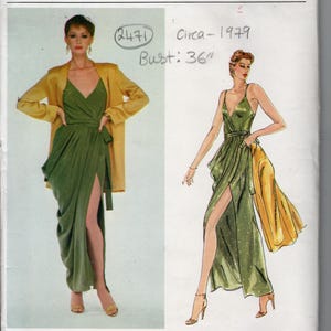 Könnte beinhalten: Eine Vogue Paris Original Schnittmusterhülle für ein Christian Dior Design, mit einem grünen Wickelkleid mit hohem Schlitz und einer gelben Jacke. Die Hülle enthält den Text 2471, Circa-1979 und Bust: 91,44 cm.