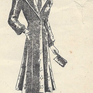 Puede incluir: Un dibujo en blanco y negro de una mujer con un abrigo largo con cuello y falda. La mujer lleva un pequeño bolso de mano en su mano derecha. El dibujo está sobre un fondo blanco con el texto "No. 3285" en la parte superior.