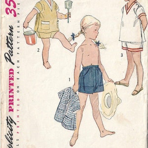 Puede incluir: Patrón de costura vintage Simplicity número 3869, talla 5, para ropa de niños. El patrón incluye instrucciones para una camisa blanca de manga corta, pantalones cortos azules y una camisa amarilla de manga corta y pantalones cortos a juego. El patrón está impreso en un fondo blanco con texto rosa.