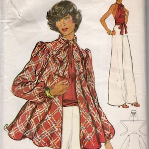 Pode incluir: Padrão de costura Vogue Patterns vintage. A ilustração mostra uma mulher com uma jaqueta xadrez vermelha e calças brancas. O texto no padrão diz "Very Easy Vogue Patterns" e "Circa-1974". A circunferência do busto é de 92cm.