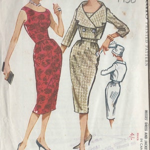 Może przedstawiać: Wzorzec szycia vintage do sukienki i kurtki. Wzór pochodzi z 1958 roku i ma numer R245. Wzór przedstawia dwie kobiety w sukience i kurtce. Sukienka jest czerwona w kwiatowy wzór, a kurtka jest jasnobrązowa w kratę.
