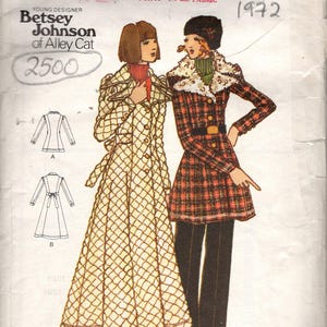 Peut inclure: Une pochette de patron de couture Butterick 6837 pour un modèle de Betsey Johnson de 1972. L'illustration montre deux tenues : un long manteau matelassé de couleur claire et une veste courte à carreaux rouges et noirs avec un col en fourrure.