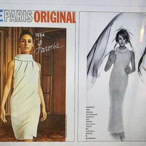Pode incluir: Um padrão vintage Vogue Paris Original para um vestido branco, desenhado por "Laroche" e numerado 1554. A modelo está usando o vestido em uma foto no lado direito da imagem.