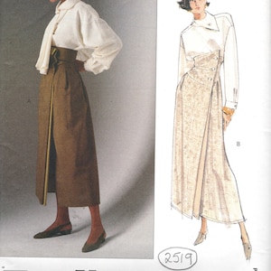 Może przedstawiać: Koperta z wykrojem krawieckim Vogue Patterns dla projektu Issey Miyake, numer 2486. Okładka zawiera zdjęcie i szkic długiej spódnicy z wysokim stanem i zapięciem na guziki z przodu, zestawionej z białą bluzką z długimi rękawami.