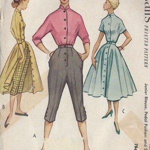 Op de afbeelding: Vintage McCall's naaipatroon voor een junior blouse, pedal pushers en rok. Het patroon toont drie vrouwen die de verschillende kledingstukken dragen. De blouse is roze, de pedal pushers zijn grijs en de rok is blauw.