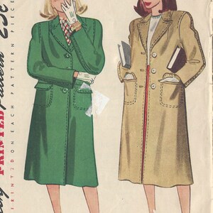 Pode incluir: Padrão de costura vintage para um casaco verde e bege. O padrão é para o tamanho 16 e é impresso em um fundo branco. O texto no padrão diz "Simplicity Pattern 348, Print 2: Done Each Pattern Piece 25c, Tails 3, Est 34."