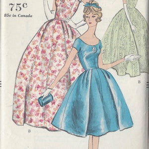 Pode incluir: Um padrão de costura vintage da Vogue para um vestido, com três estilos diferentes. O número do padrão é 9618 e o tamanho é 12, busto 32, quadril 34. O padrão é para um vestido com saia cheia e mangas curtas. O vestido é mostrado em três cores diferentes: rosa, azul e verde.