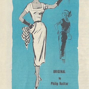 Op de afbeelding: Een vintage illustratie van een vrouw die een witte jurk draagt met een zwarte riem en een sjaal. De illustratie is op een blauwe achtergrond en bevat de tekst "Original by Philip Hulitar Prominent Designer M 309 - Size 14".