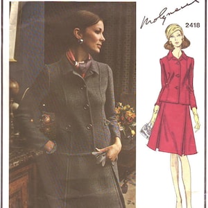 Puede incluir: Un patrón de costura vintage para un traje de falda y chaqueta. El patrón es de Vogue Paris Original y está diseñado por Molyneux. El número del patrón es 2418.