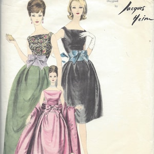 Puede incluir: Patrón de costura vintage Vogue Paris Original con tres elegantes diseños de vestidos. Los vestidos son en tonos negro, rosa y verde, con lazos y corpiños detallados. Diseñado por Jacques Heim.