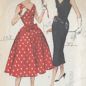 Peut inclure: Un patron de couture vintage présentant deux modèles de robes pour femmes. La première robe est rouge à pois blancs et un grand nœud rouge à la taille. La deuxième robe est noire avec un nœud noir à la taille. Les numéros de patron sont 128 et 452.