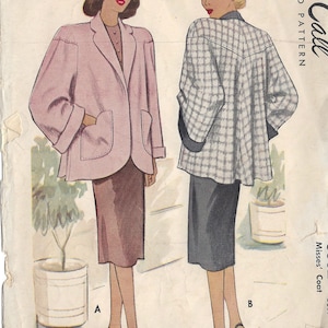 Peut inclure: Un patron de couture vintage McCall's pour un manteau. Le patron montre deux femmes portant des manteaux de styles différents. Un manteau est rose et l'autre est à carreaux noir et blanc. Le numéro du patron est 68. Le texte sur le patron indique "Misses' Coat... 34-65c".