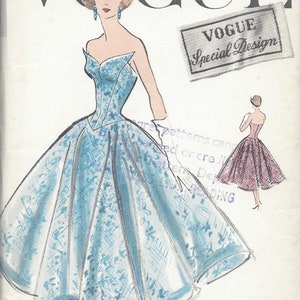 Könnte beinhalten: Vintage Vogue Schnittmuster mit einer Illustration eines Kleides mit blau-weißem Blumenmuster und weitem Rock. Das Vogue-Logo und "Special Design" sind sichtbar. Die Abbildung zeigt auch ein rosa Kleid. Brustumfang 86 cm.