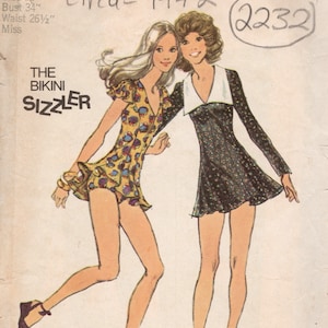 Peut inclure: Patron de couture vintage Simplicity n° 2232, vers 1972, pour un haut de bikini et une mini-robe. Le patron est pour une taille 12, tour de poitrine 86 cm, tour de taille 67 cm. Le patron présente deux femmes portant les vêtements, l'une avec un imprimé floral jaune et noir et l'autre avec un imprimé floral noir et blanc.