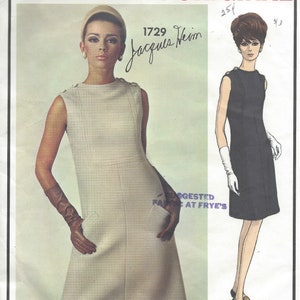 Puede incluir: Un patrón de costura vintage para un vestido, Vogue Paris Original 1729, diseñado por Jacques Heim. El patrón presenta un vestido blanco con una silueta simple y un vestido negro con un corpiño ajustado y una falda ligeramente acampanada.