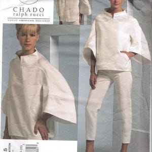Pode incluir: Um padrão Vogue com um design de Chado Ralph Rucci. A imagem mostra um conjunto de duas peças branco: um top com mangas largas e gola mandarim, e calças curtas a condizer. O padrão inclui tamanhos 14-16-18-20.
