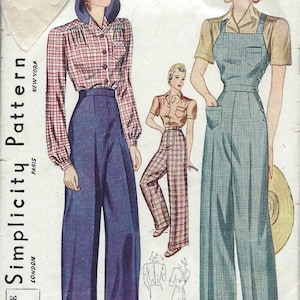 Pode incluir: Padrão de costura Simplicity vintage para calças femininas. O padrão mostra duas mulheres usando calças de perna larga, uma com uma camisa xadrez e a outra com um macacão azul. O número do padrão é 3322 e o preço é de 15 centavos.
