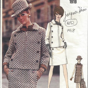 Puede incluir: Un patrón de costura vintage Vogue Paris Original con un diseño de Jacques Heim. El patrón es para un conjunto de falda y chaqueta con un patrón de chevron. El número de patrón es 1142 y el año es 1968.