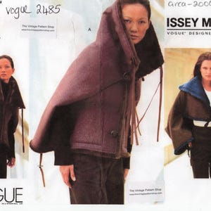 Puede incluir: Un patrón de costura vintage para una capa con capucha marrón y una chaqueta marrón con cuello azul. El patrón es para las tallas XS-S-M y es de Vogue Designer Original de Issey Miyake. El número del patrón es 2485.