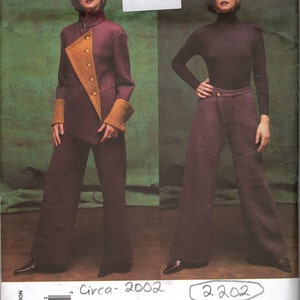 Può includere: Un cartamodello vintage per un tailleur pantalone di Issey Miyake. Il cartamodello è per una giacca con un pannello a contrasto e pantaloni larghi. Il cartamodello è di circa il 2002 ed è un originale Vogue Designer.