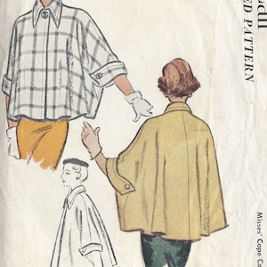 Puede incluir: Patrón de costura vintage de McCall's para una capa. El patrón muestra tres estilos diferentes de capa, uno con estampado a cuadros y dos en colores sólidos. El patrón es para tallas de señoritas y cuesta 50 centavos.